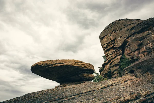 Гладкая Скала Фантастическим Камнем Сверху — стоковое фото