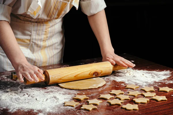 Kvinna Köket Rullar Deg Ett Träbord Med Trä Brödkavel Hon — Stockfoto