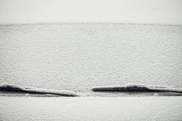 雪の層で覆われた車のフロントガラスのミニマルな背景画像 — ストック写真