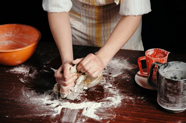 Uma Menina Avental Uma Cozinha Escura Amassa Massa Com Mãos — Fotografia de Stock