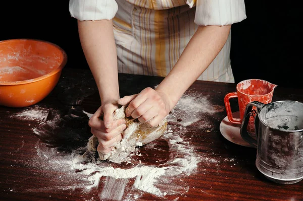 Flicka Ett Förkläde Ett Mörkt Kök Knådar Degen Med Händerna — Stockfoto