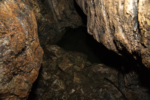 Vista Dentro Una Cueva Profunda Abismo Oscuro —  Fotos de Stock