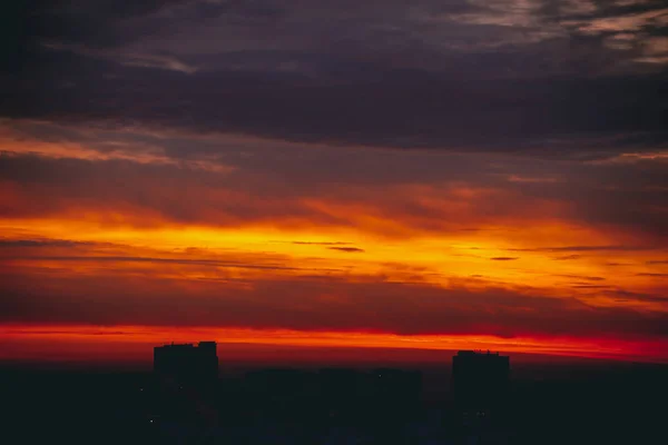 Stadtbild Mit Herrlich Buntem Feurigem Morgengrauen Erstaunliche Dramatische Bunte Wolkenverhangene — Stockfoto