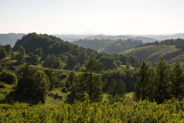 Atmosfäriskt Fjäll Dimmigt Landskap Gryningen Solljus Distansera Kan Många Lagrar — Stockfoto