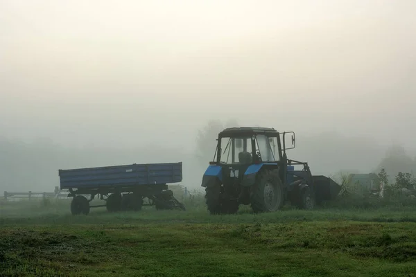 Trattore Trova Vicino Alla Recinzione Una Mattina Nebbiosa Vetro Colorato — Foto Stock