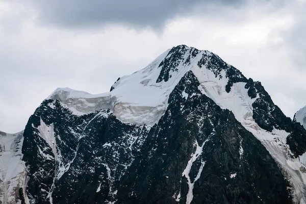 Prachtige Gletsjer Close Sneeuwachtige Donkere Bergtop Bewolkte Lucht Rotsachtige Bergkam — Stockfoto