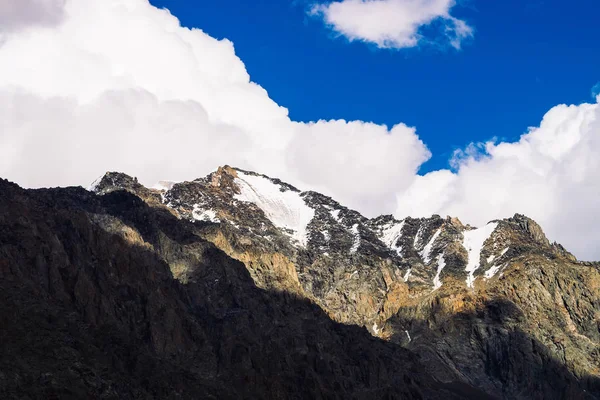 Salju Bukit Berbatu Raksasa Bawah Langit Berawan Biru Gunung Yang — Stok Foto
