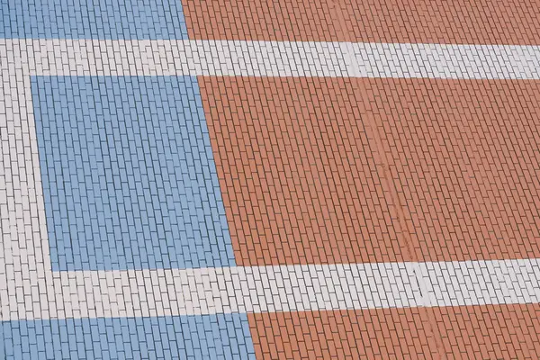 白い線が付いている青とオレンジのレンガの壁 壁近代的な建物クローズアップの背景 — ストック写真