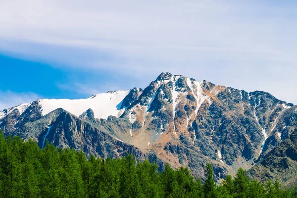 Parte Superior Montaña Nevada Detrás Colina Boscosa Bajo Cielo Azul — Foto de Stock