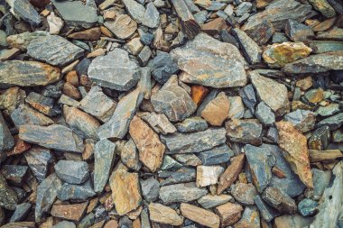 Çok renkli kaya akıntısı. Gevşek kaya yakın. Doğada rastgele dağılmış taşlar. Yosun ve likenler ile dağlık kayalar Inanılmaz ayrıntılı arka plan. Dağlık arazinin doğal dokusu.