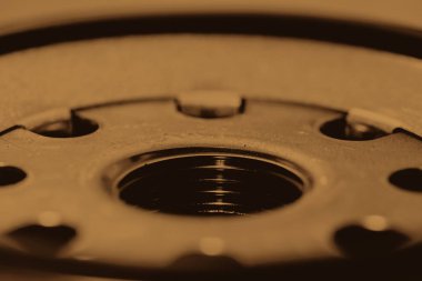 Yağ filtresinin tek renkli arka plan görüntüsü kapatın. Sepya tonlarında makro fotoğrafçılıkta otomatik bölümden sanat.