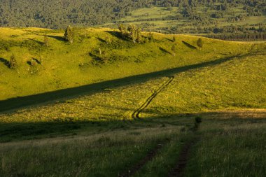 Dağlık arazi boyunca dolambaçlı bir yol uzanır..