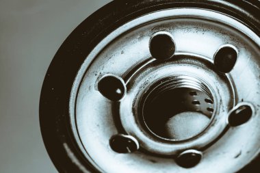 Yağ filtresinin tek renkli arkaplan görüntüsü. Otomatik bölümün sanat makro fotoğrafçılığı.