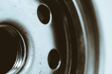 Yağ filtresinin tek renkli arkaplan görüntüsü. Makro fotoğrafçılıktaki otomatik bölümden sanat çalışmaları.