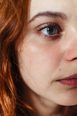 güzel kadın yarım yüz portre.