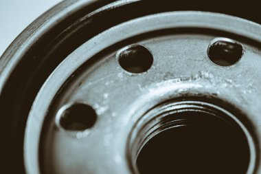 Yağ filtresinin tek renkli arkaplan görüntüsü. Makro fotoğrafçılıktaki otomatik bölümden sanat çalışmaları.