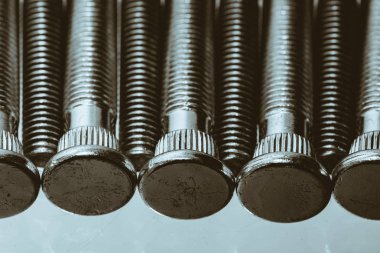 Mavi arka plan daki gri otomotiv cıvatalarından yapılan çizimler yakından.