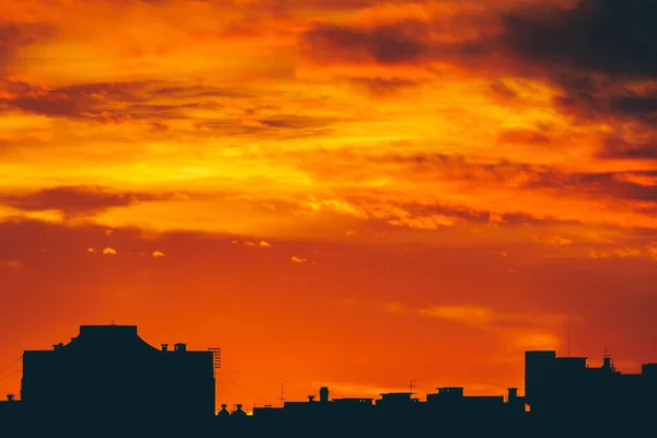 Paesaggio Urbano Con Vivida Alba Fuoco Incredibile Cielo Nuvoloso Drammatico — Foto Stock