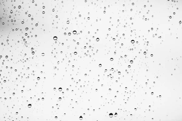 脏窗户玻璃与雨滴 大气单色光背景与雨滴 水滴和污渍特写 宏中具有复制空间的详细透明纹理 — 图库照片