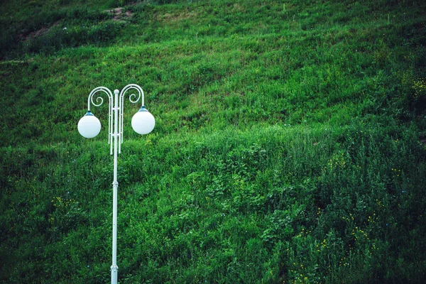 Két Gömb Alakú Streetlamp Fehér Vintage Pillér Háttérben Zöld Domb — Stock Fotó