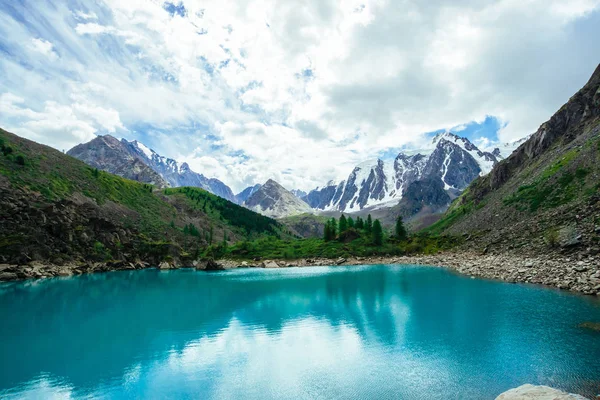 Lago Montagna Circondato Grandi Pietre Massi Fronte Giganteschi Ghiacciai Incredibile — Foto Stock