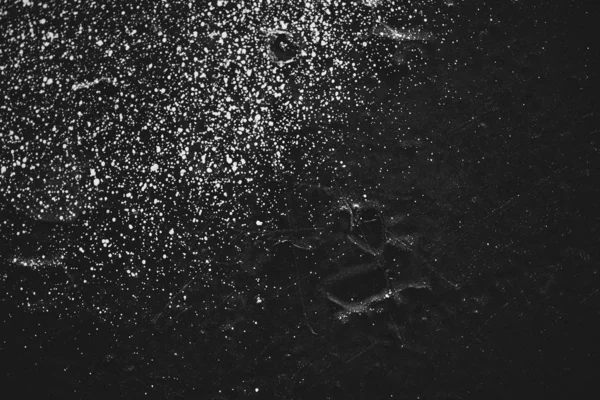 Kirli Siyah Duvar Yakın Çekim Boya Beyaz Spreyler Ile Monokrom — Stok fotoğraf