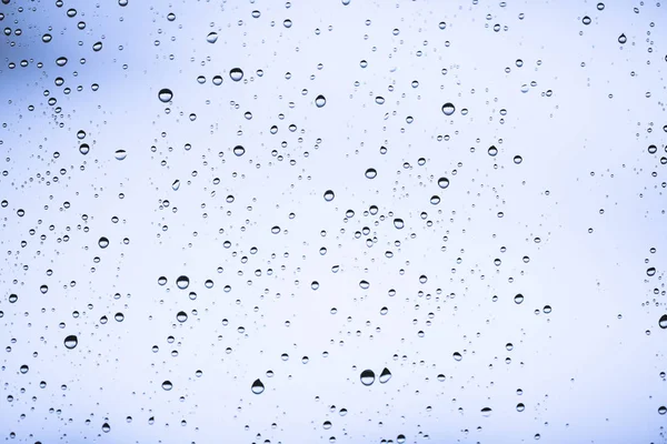 脏窗户玻璃与雨滴 大气蓝光背景与雨滴 水滴和污渍特写 宏中具有复制空间的详细透明纹理 — 图库照片