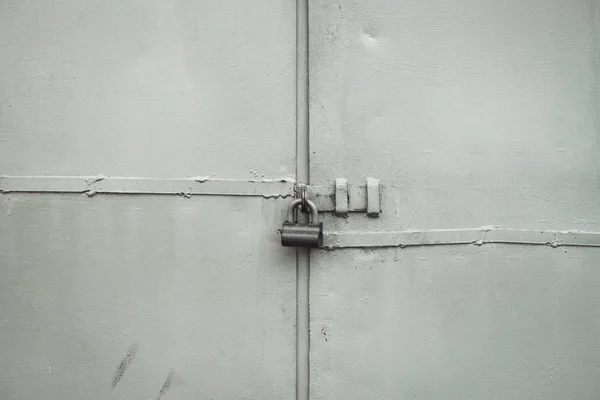 Rough Metal Gate Lock Close Grunge Background Metallic Door Padlock — Stock Photo, Image