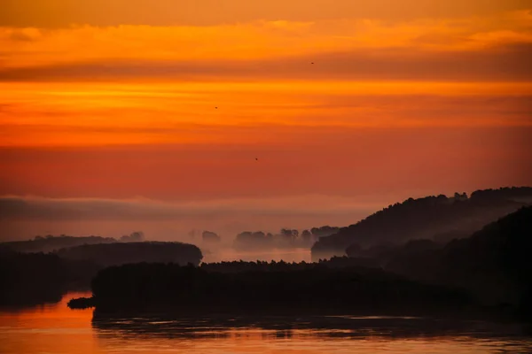 Der Rote Morgenhimmel Spiegelte Sich Auf Dem Wasser Tal Des — Stockfoto