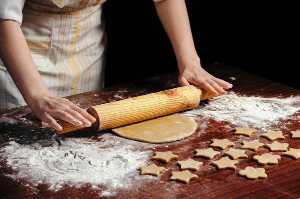 Uma Mulher Cozinha Está Rolando Uma Massa Uma Mesa Madeira — Fotografia de Stock