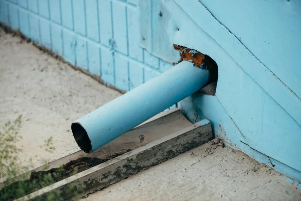 Tubo Drenagem Azul Parede Ciano Edifício Casa Perto Com Espaço — Fotografia de Stock