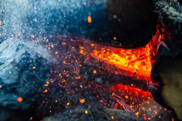 Smoldered Logs Burned Vivid Fire Close Atmospheric Background Flame Campfire — Stock Photo, Image