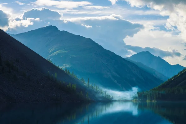 Upiórnie Górskie Jezioro Górach Wczesnym Rankiem Piękne Mgliste Sylwetki Gór — Zdjęcie stockowe