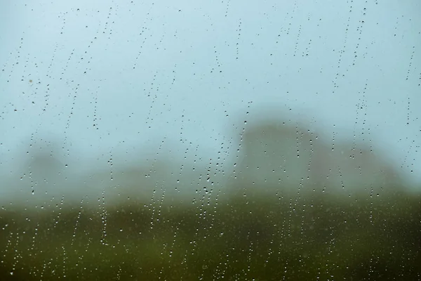 脏玻璃 有雨滴 来自绿地 建筑和夜空的雨滴 窗外的城市 水滴和污渍特写 宏中的详细透明纹理 — 图库照片