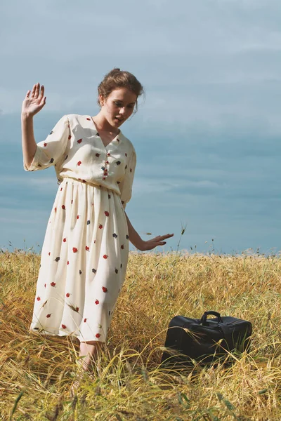 Весела Молода Дівчина Білій Ретро Сукні Старою Валізою Подорожує Полі — стокове фото