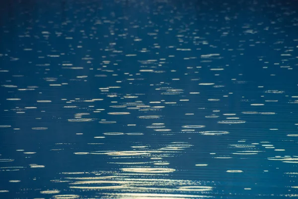 Fundo Natural Surpreendente Com Círculos Chuvosos Ouro Calma Superfície Água — Fotografia de Stock