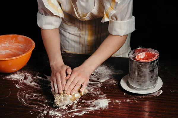 Uma Menina Avental Uma Cozinha Escura Amassa Massa Com Mãos — Fotografia de Stock