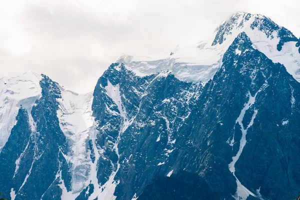 Increíble Cima Glaciar Enorme Cordillera Nevada Cielo Nublado Maravillosa Cresta — Foto de Stock