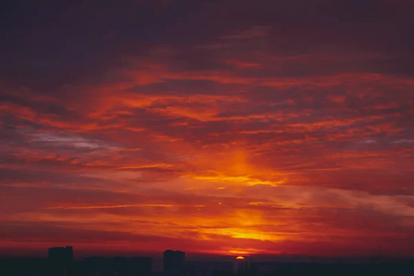 Paisaje Urbano Con Vivo Amanecer Ardiente Increíble Cielo Nublado Dramático —  Fotos de Stock