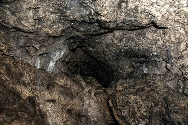 深い洞窟の中を眺めます 暗い深み — ストック写真