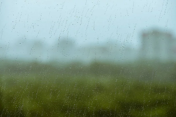 Vidro Sujo Com Gotas Chuva Gotas Chuva Fundo Vegetação Construção — Fotografia de Stock