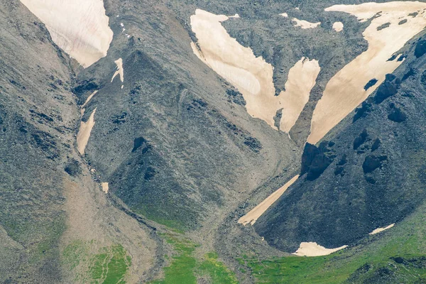 Obrovská Šedá Skalnatá Strana Kopce Špinavým Sněhem Nad Údolím Zelenou — Stock fotografie