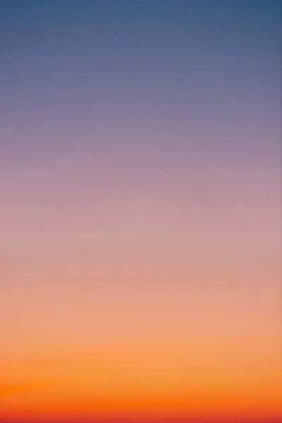 Amanecer Cielo Despejado Con Horizonte Naranja Atmósfera Violeta Gradiente Liso — Foto de Stock