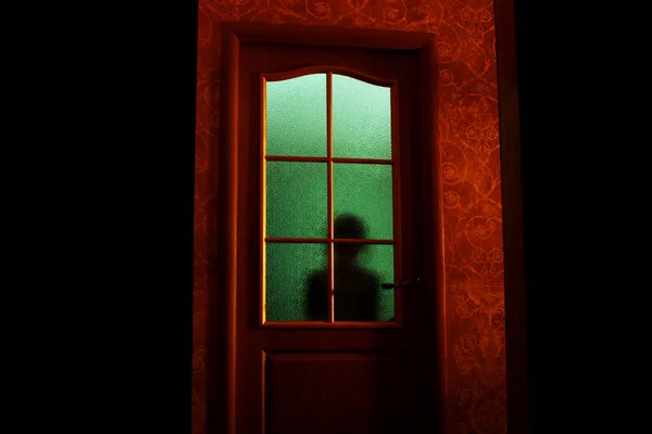 Темний Силует Дитини Склом Надприродньому Зеленому Світлі Замкнений Кімнаті Дверима — стокове фото