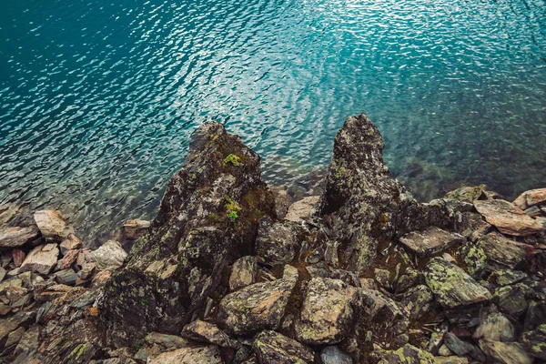 Costa Rochosa Borda Água Superfície Brilhante Lago Montanha Azul Fundo — Fotografia de Stock