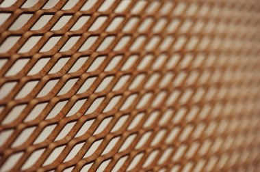 Eski paslı kafes bulanıklık içinde. Renkli desen. Paslı metal çitler.