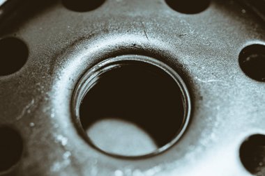 Yağ filtresinin tek renkli arkaplan görüntüsü. Makro fotoğrafçılıktaki otomatik bölümden sanat çalışmaları.