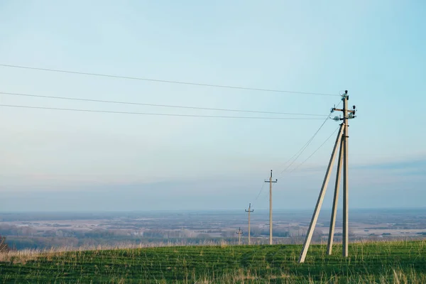 Atmosferyczne Krajobraz Linii Energetycznych Zielonym Polu Pod Błękitne Niebo Obraz — Zdjęcie stockowe