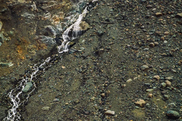 Detaillierte Natürliche Beschaffenheit Des Hangs Aus Losen Steinen Gebirgswasser Fließt — Stockfoto