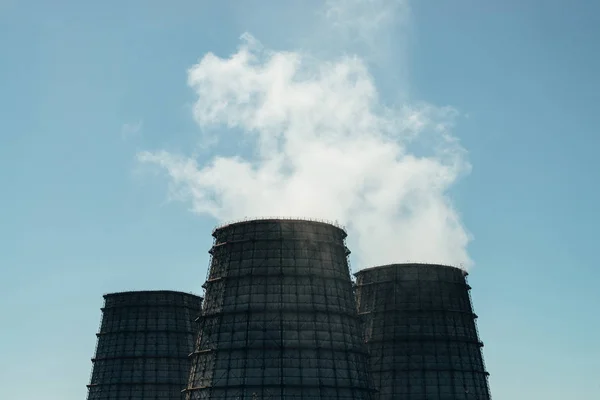 Chpp 클로즈업의 하늘에 Chp의 파이프에서 공간이있는 Tpp의 이미지 발전소의 거대한 — 스톡 사진